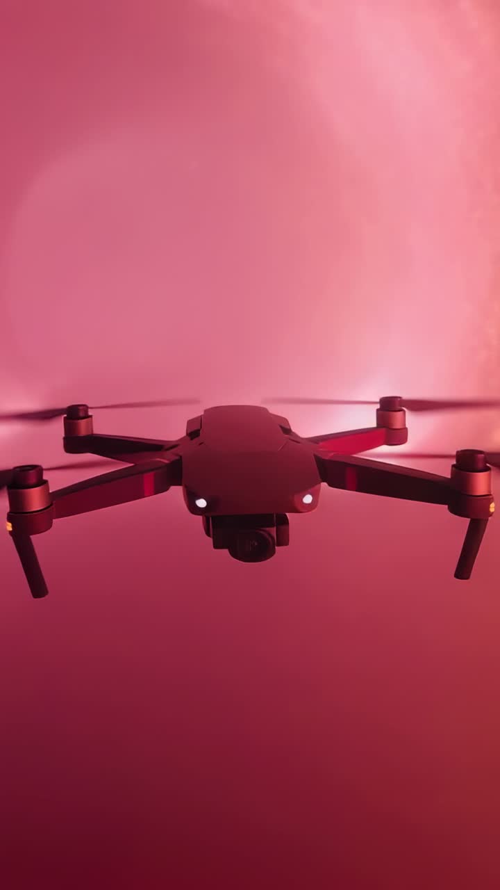 Vertikal video: Dronen svæver i midten over en lyserød himmel, roterende propeller, LED'er, gimbal filmer solopgangen