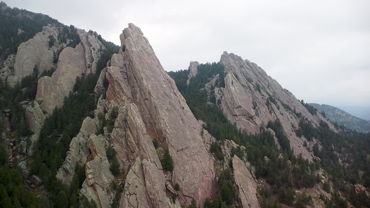 vista aérea de respaldo de los flatirones en boulder, colorado