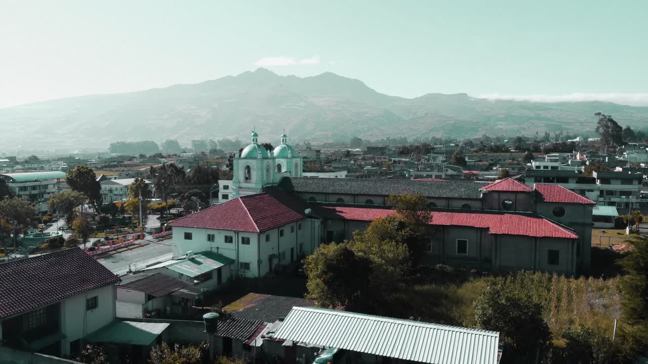 toma de grúa de iglesia distintiva con fondo de grandes montañas, aloasi, pichincha, ecuador