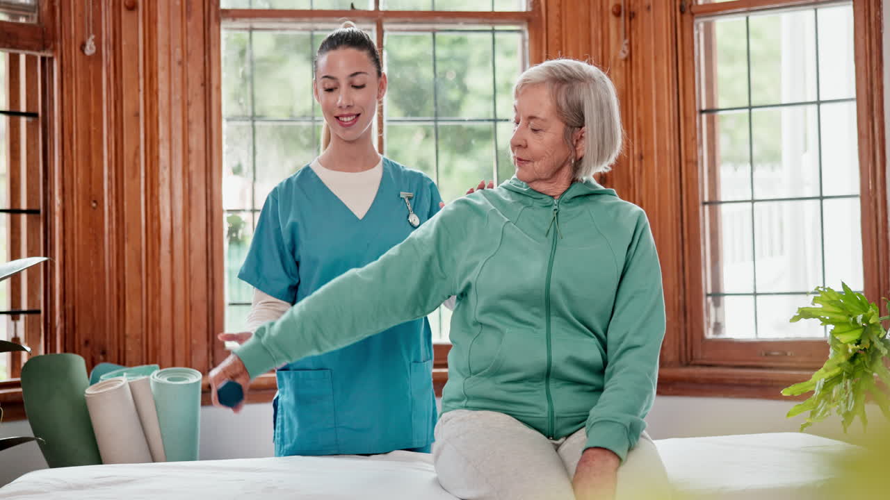mujer mayor con pesas para el entrenamiento