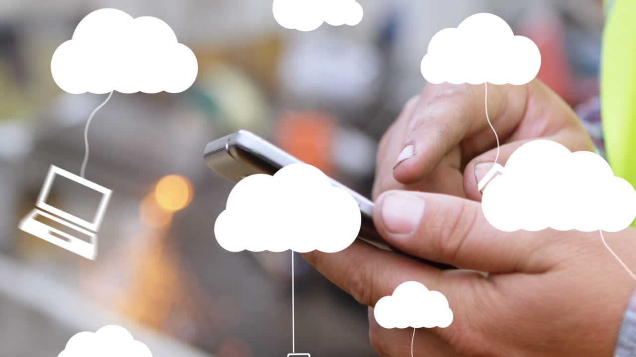 animación de nubes con dispositivos electrónicos sobre el hombre caucásico usando un teléfono inteligente
