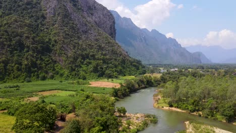 vista aérea de campos agrícolas con el río nam song corriendo a través del paisaje