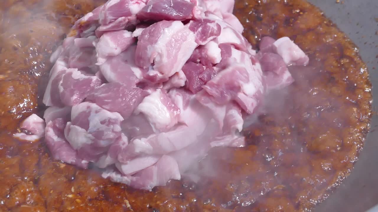 달콤한 그레이비 수프에 삶은 달걀 만들기, 카이 파 로, 태국 요리, 계피 수프에 삶은 달걀, 클로즈업