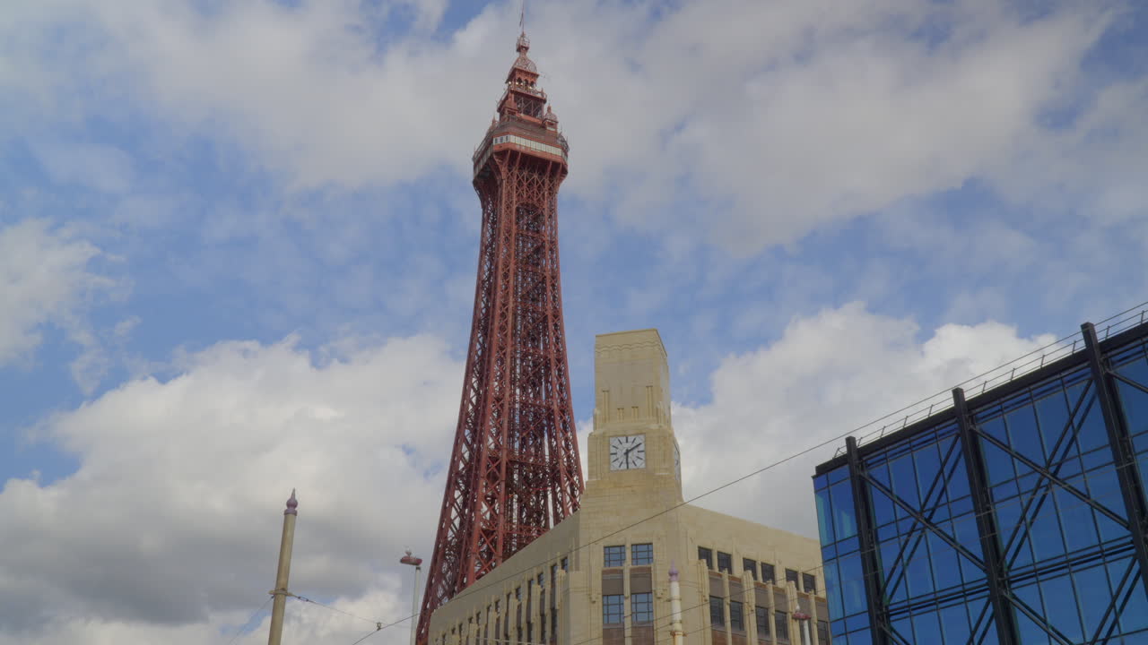 la torre de blackpool se mueve dentro y fuera de la sombra con nubes esponjosas en masa detrás en un día de verano