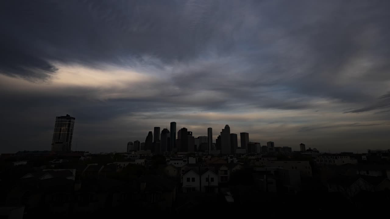 timelapse del horizonte de houston bajo nubes cambiantes, capturando la energía dinámica de la ciudad y la expansión urbana en un fascinante juego de luz y sombra