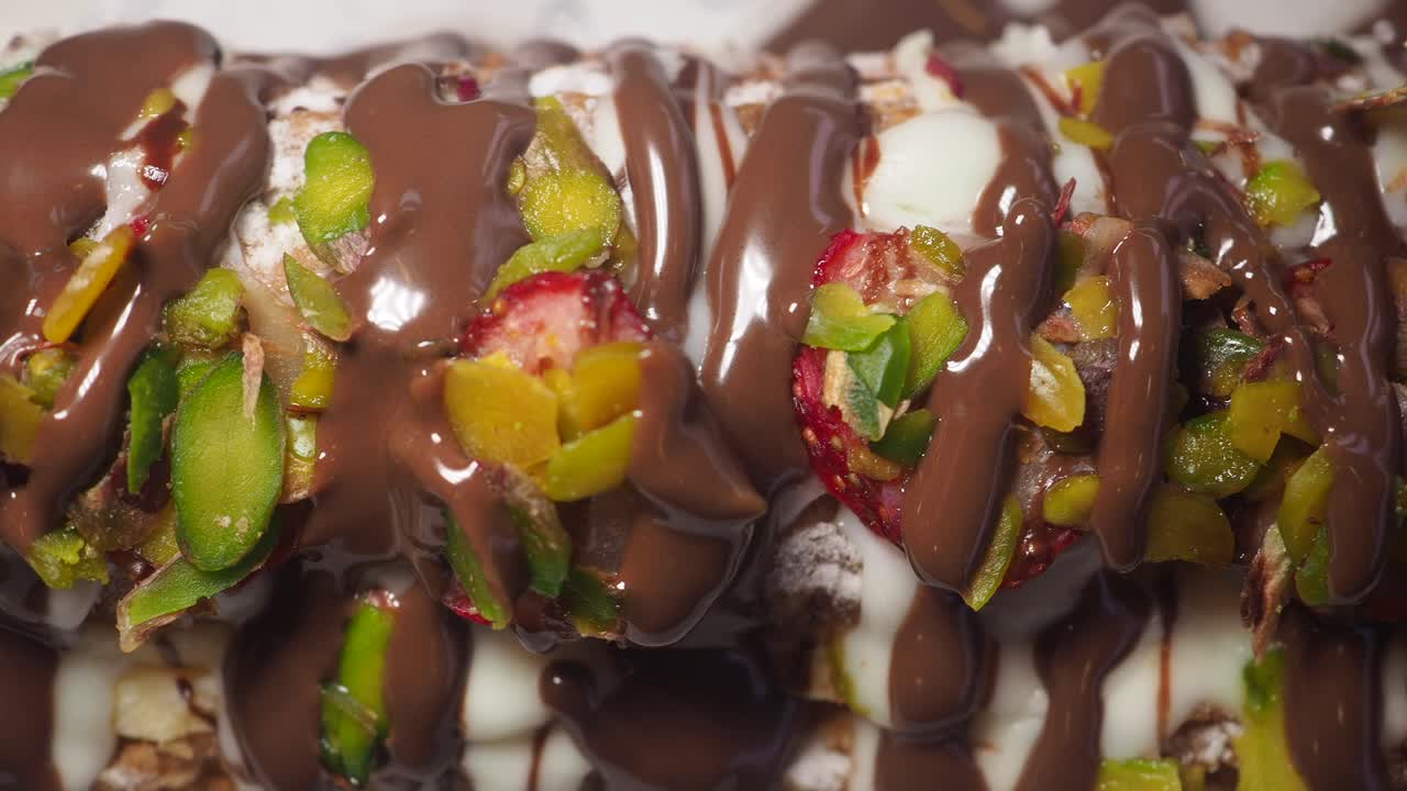 Dessert goloso con cioccolato, fragole e pistacchi
