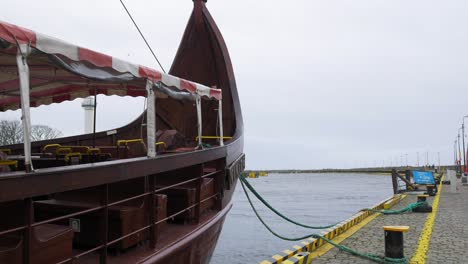 Réplica-De-Un-Barco-Vikingo-Que-Se-Balancea-Lentamente-Atracado-En-Kolobrzeg,-Polonia