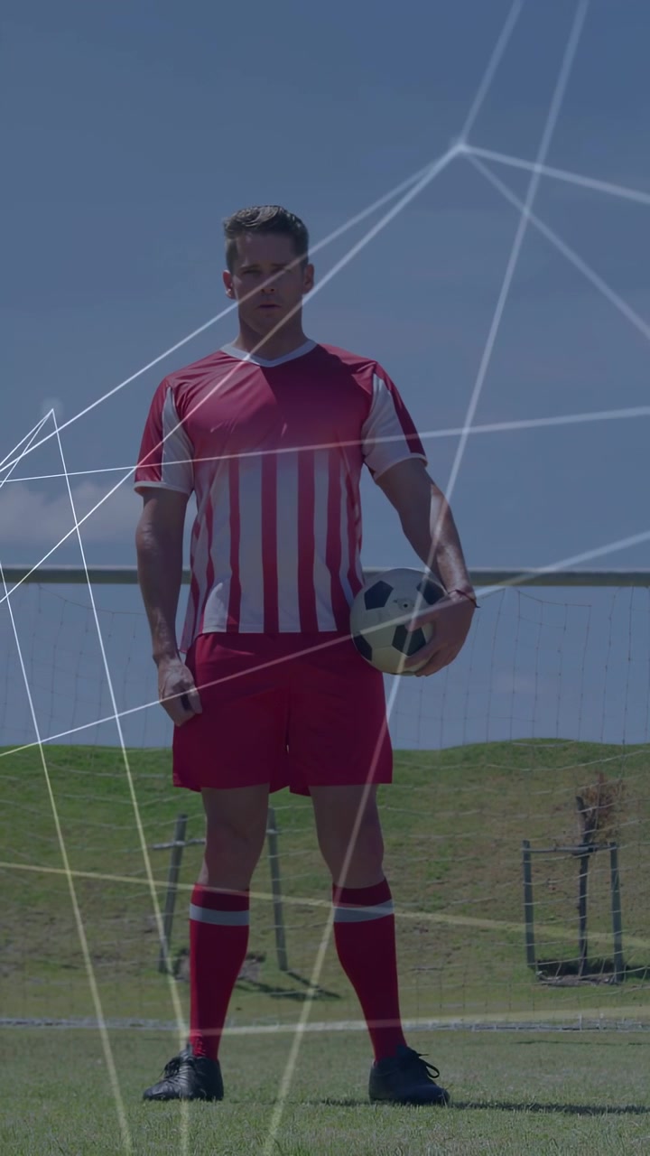 Vídeo vertical: Homem segurando a bola, com linhas de rede o envolvendo e cruzando, gerando foco no gol para esportes.