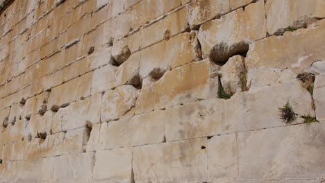 primer plano de la antigua pared de piedra del teatro en mileto