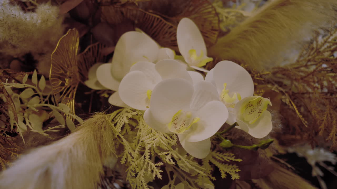 의식용 보헤미안 부케와 함께 트래킹 샷