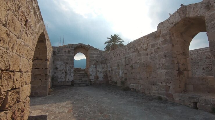 Antichi archi sui bastioni in rovina del Castello di Kyrenia a Cipro - Ampia ripresa con carrello