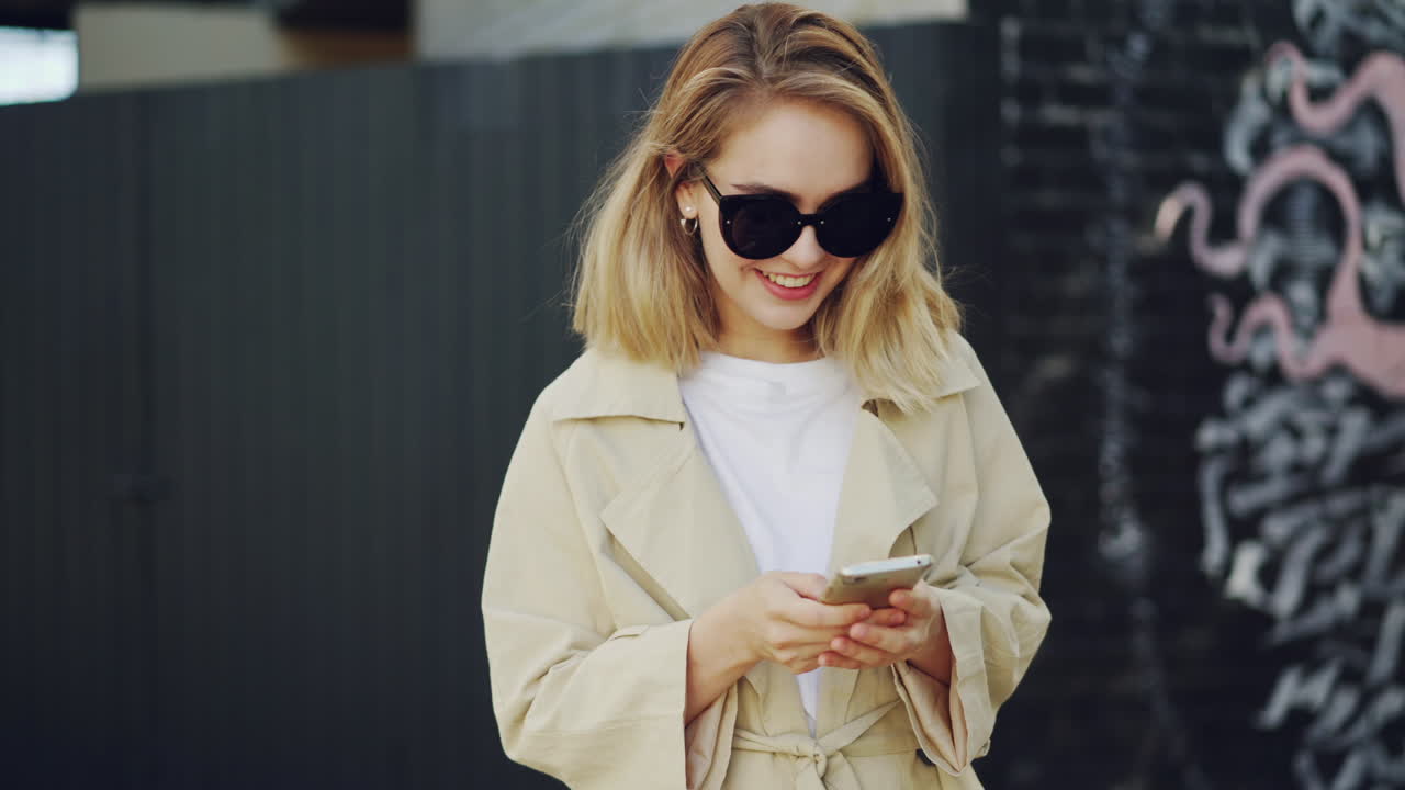 Donna che usa uno smartphone in città