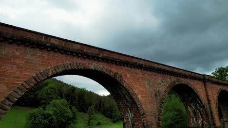 el histórico viaducto de himbächel, una joya arquitectónica de 1880 en odenwald, alemania