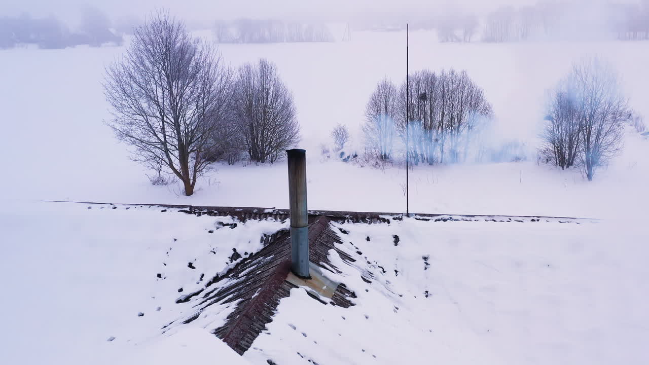 난방 시즌에 추운 겨울날 연기가 나는 오래된 양철 굴뚝, 공중 뒤로