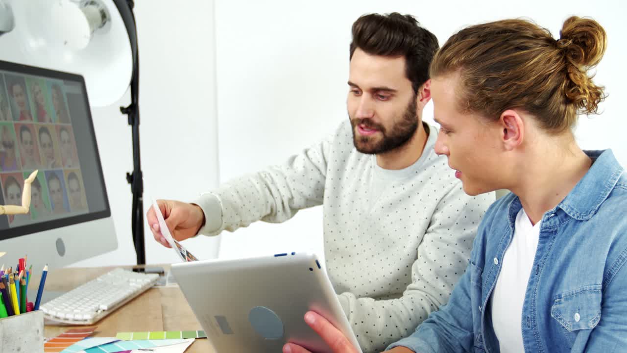 dos diseñadores gráficos que utilizan una tableta digital