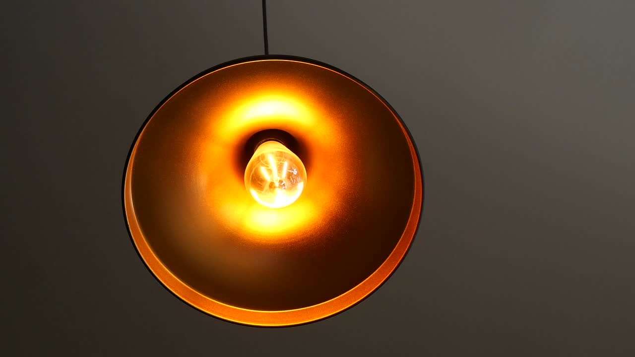 금색 매달린 펜던트 조명