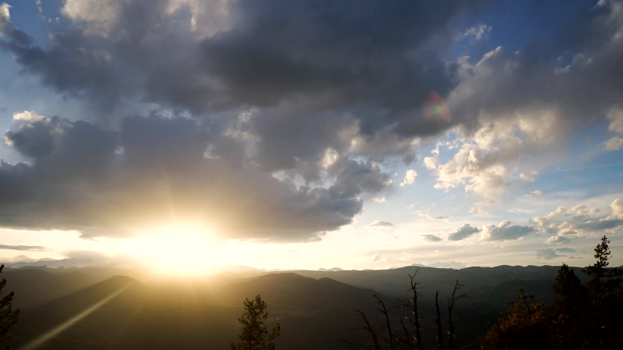 lapso de tiempo de la puesta de sol sobre las montañas rocosas, roca, colorado, estados unidos