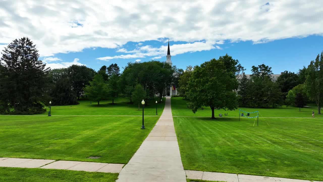 movimiento de la muñeca hacia atrás para revelar el campus