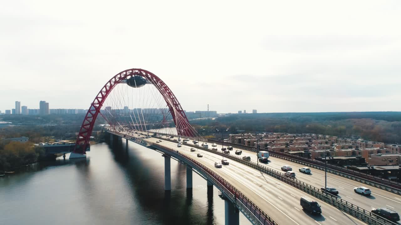 강 을 가로지르는 다리 의 공중 사진