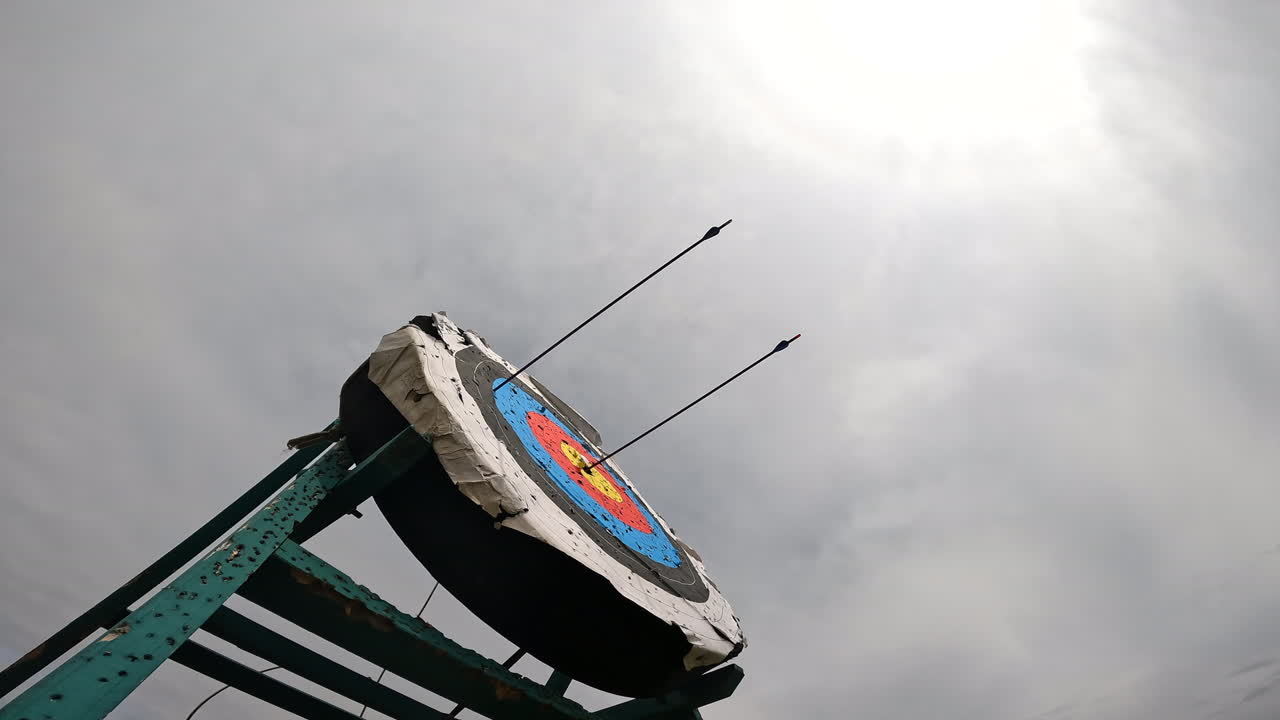 flechas golpeando un objetivo de tiro con arco uno tras otro-2
