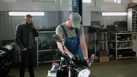 Zwei-Männer-In-Der-Garage