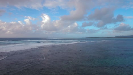 Luftaufnahme-Der-Wasserlinie-Der-Meere,-Die-Sich-Nicht-Mit-Dem-Blauen-Himmel-Und-Den-Wolken-Auf-Der-Insel-Mauritius-Vermischen