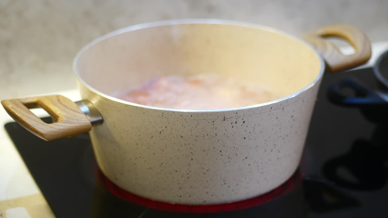 una olla de comida en la estufa