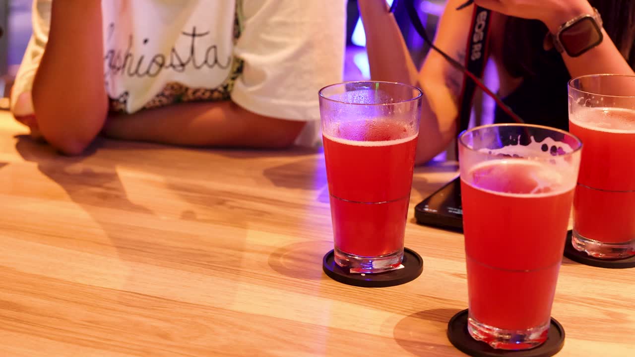 gente disfrutando de bebidas en un café.