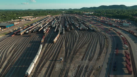 vista aérea de un patio ferroviario con trenes de carga en nashville, tennessee