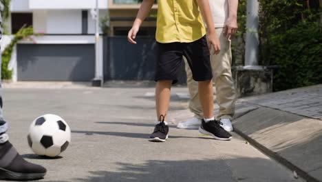 아시아 남자 들 과 소년 들 이 야외 에서 재미 를 느끼고 있다