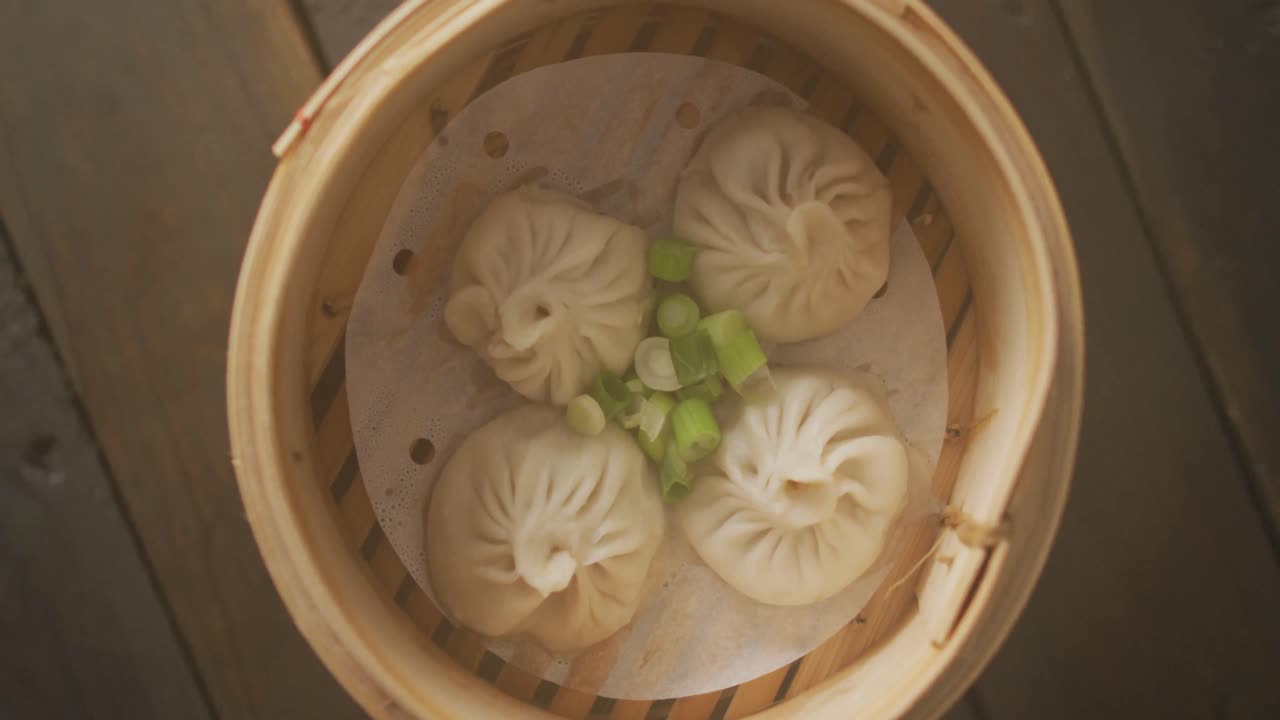 나무 배경에 dim sum dumplings와 함께 대나무 증기기의 구성