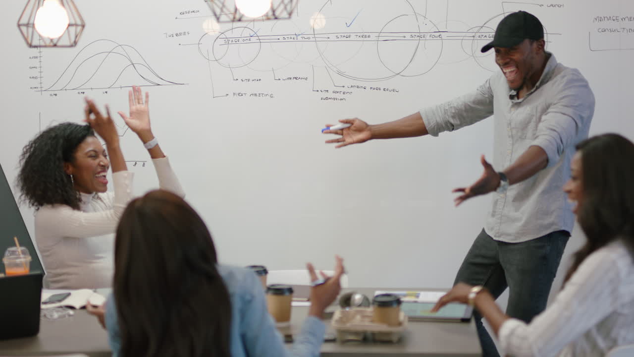 젊은 아프리카계 미국인 사업가들이 기업의 승리를 축하하는 행복한 팀 리더 사업가 사무실에서 재미있게 춤추는 프레젠테이션 성공적인 학생 회의 세미나