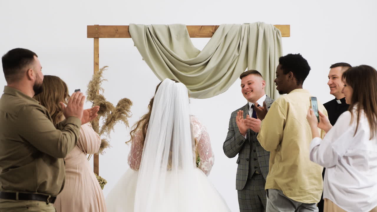 personas que reciben a la novia