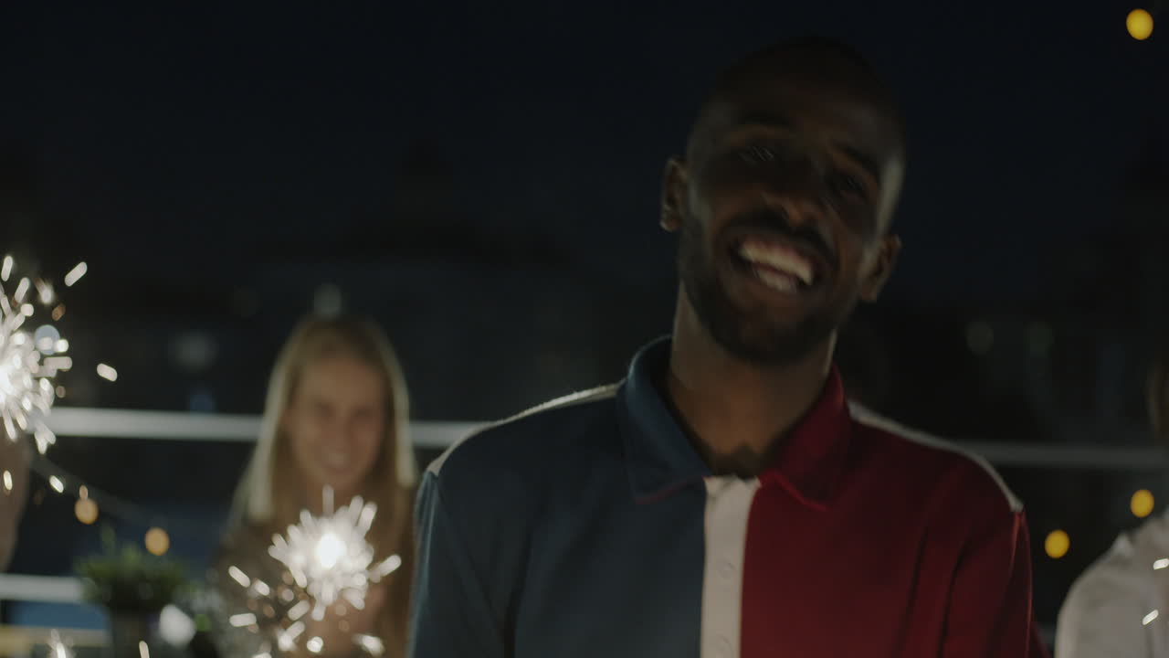 Festa sul tetto con una stellina luminosa