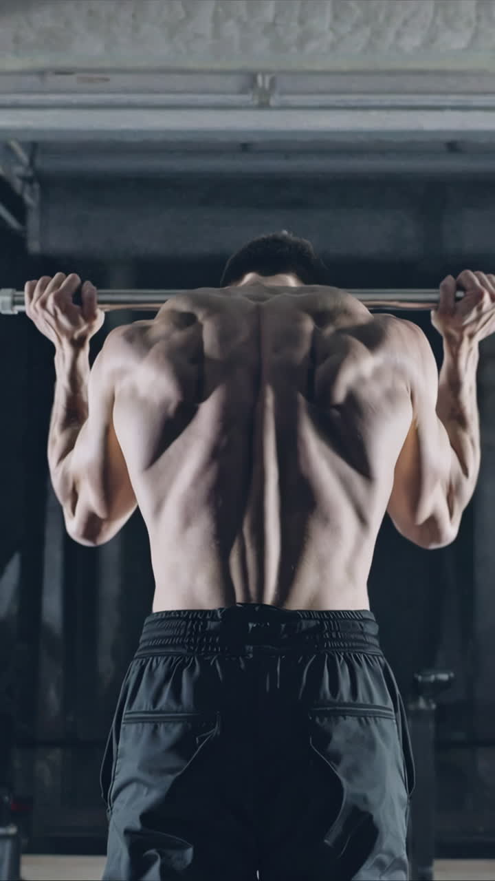 풀업 을 하는 남자