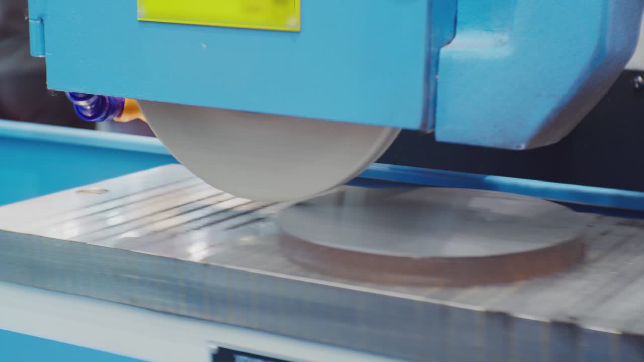 현대적인 밀러 기계는 둥근 금속 부품을 가공하고 있습니다.기술적 과정. 근접