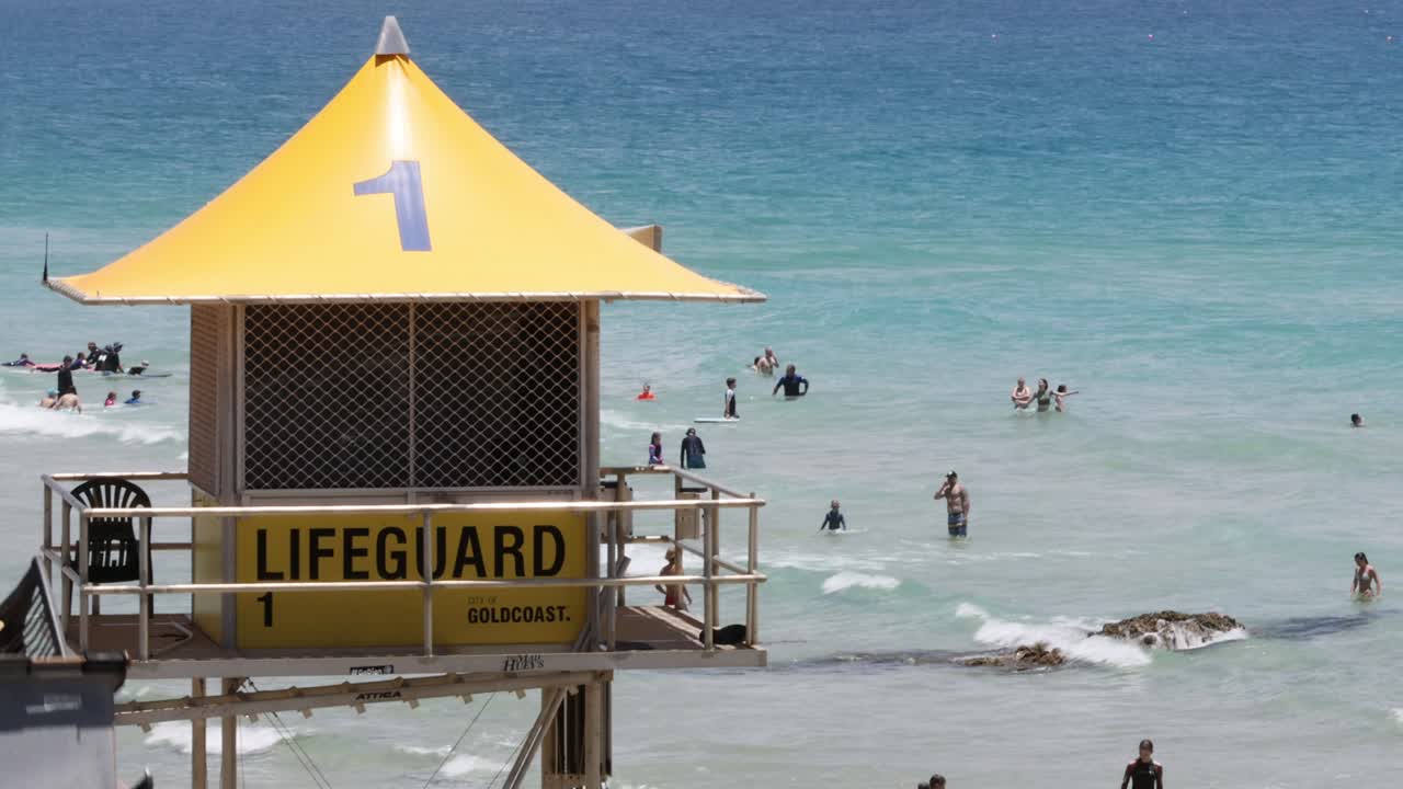 해변 에서 이 잘 내리는 날 을 즐기는 사람 들