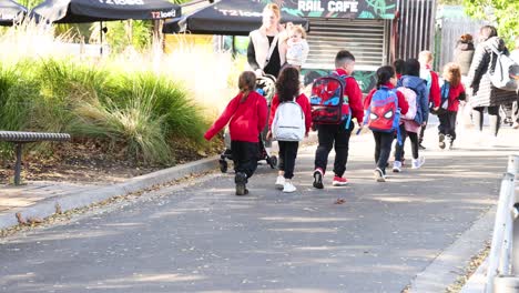 kids walking together at melbourne zoo