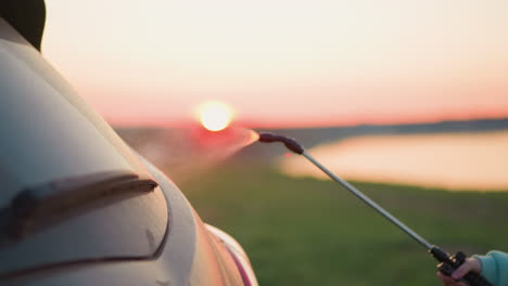 lavado de coches al atardecer