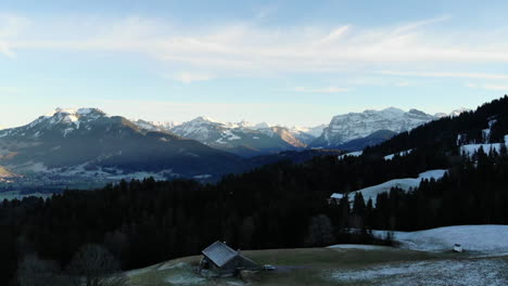 primera caída de nieve en schwarzenberg, bregenzerwald, austria