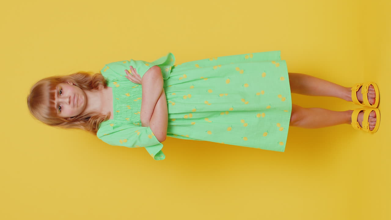 Bambina preadolescente turbata che mostra il pollice in giù, esprimendo disapprovazione per un lavoro scadente o un feedback insoddisfacente.