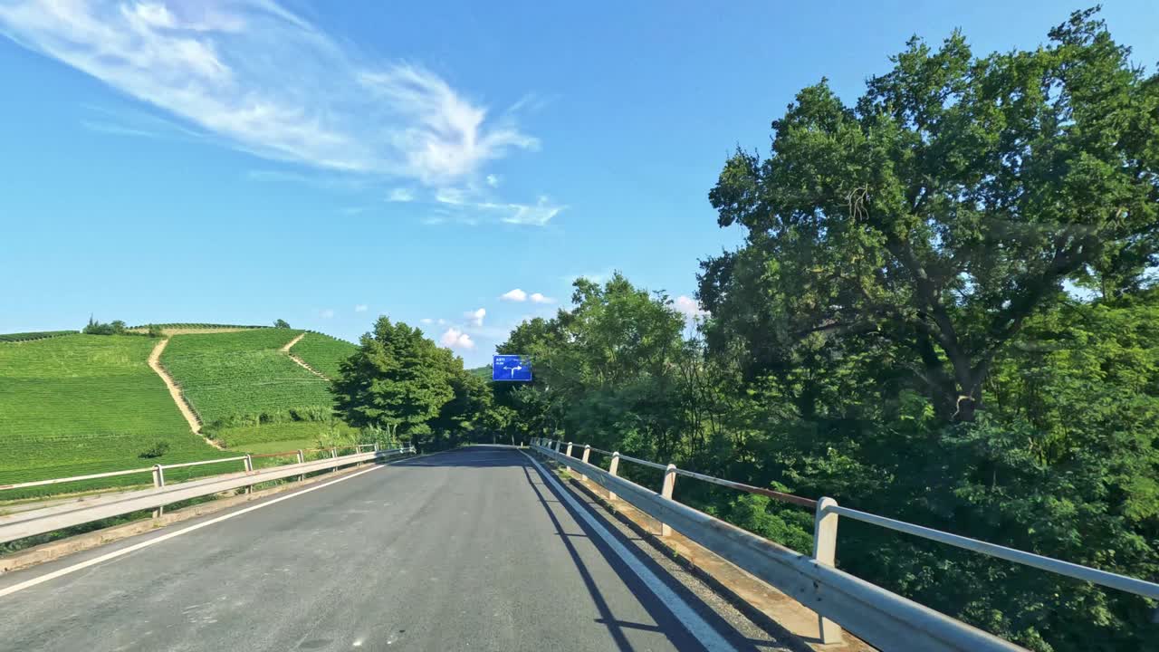 이탈리아 포도원 풍경을 통한 그림 같은 여행