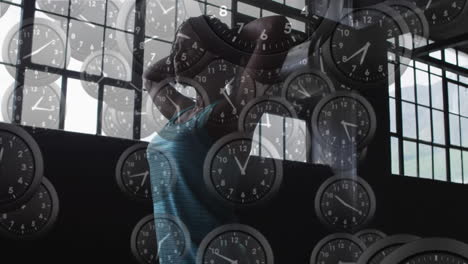 varios relojes de tic-tac cayendo contra una mujer afroamericana tomando un descanso de hacer ejercicio