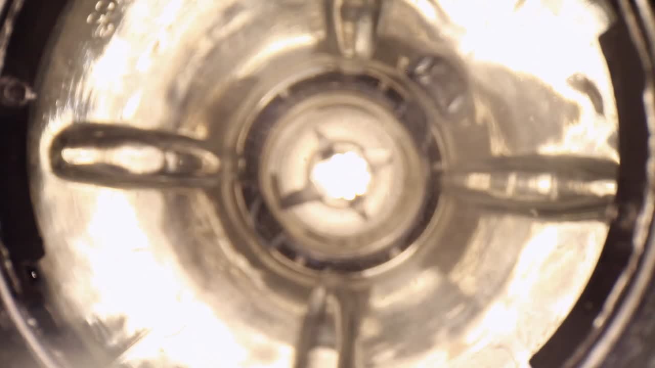 물을 가득 채운 믹서기에서 꺼내자 작은 부스러기가 기세를 타고 소용돌이치고 있다.