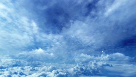 gewitter weiße wolken im zeitraffer am blauen himmel