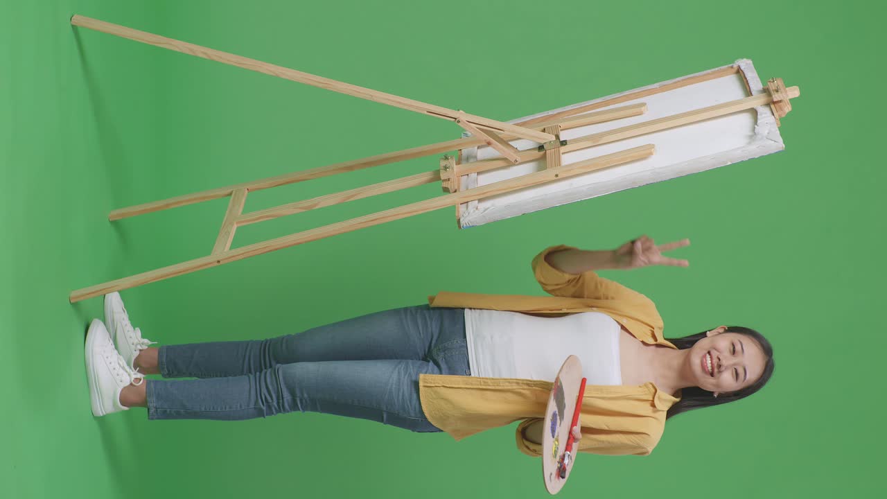 스튜디오에서 여성 예술가