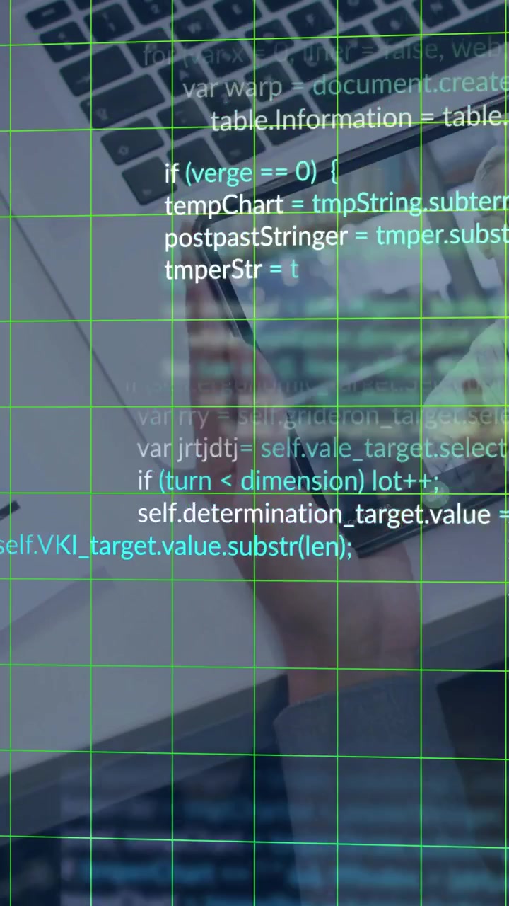 Vertikal video: Samtale som forårsaker rutenett og teknisk kodeoverlegg, arbeider som holder telefon over bærbar PC for gjennomgang