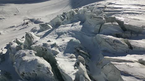 Vista-Aérea,-Picos-De-Hielo-Que-Constituyen-Un-Glaciar,-Paisaje-Invernal-En-Suiza