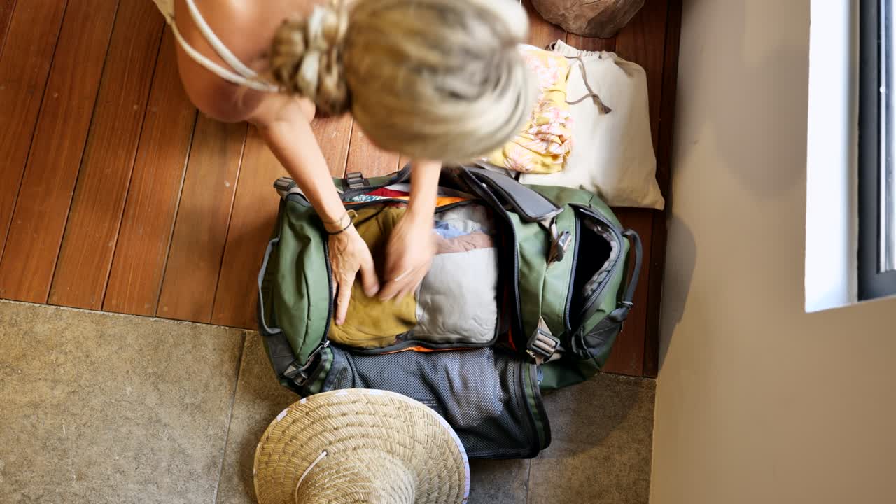 mujer empacando para un viaje