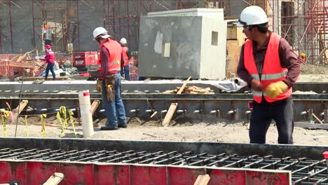 halbnahe einstellung, arbeiter sind mitten in einer großen baustelle beschäftigt